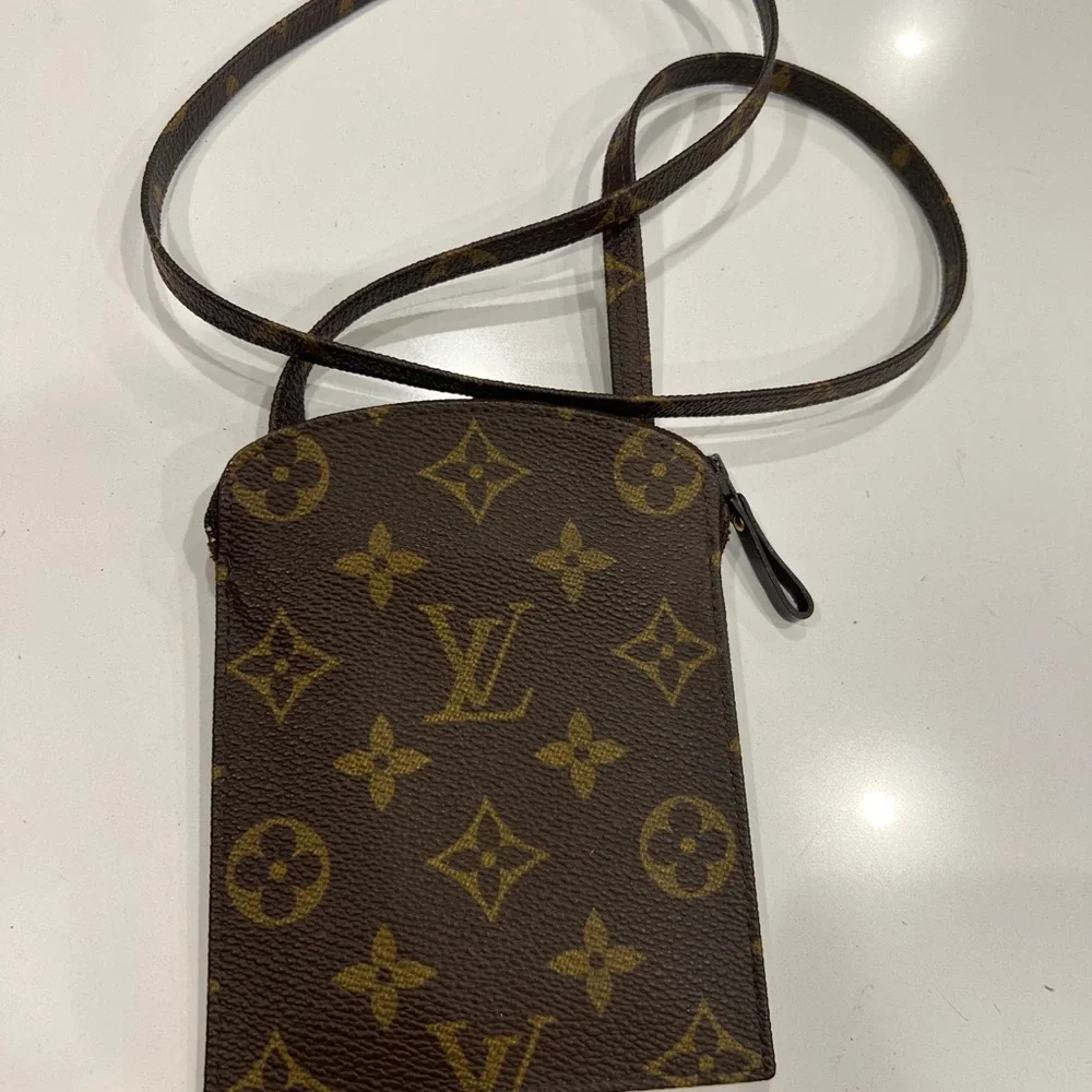 Rare Louis Vuitton Vintage Monogram Pochette
